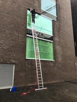 Schoonmaken ramen bedrijf in de hoogte PVP Cleaning