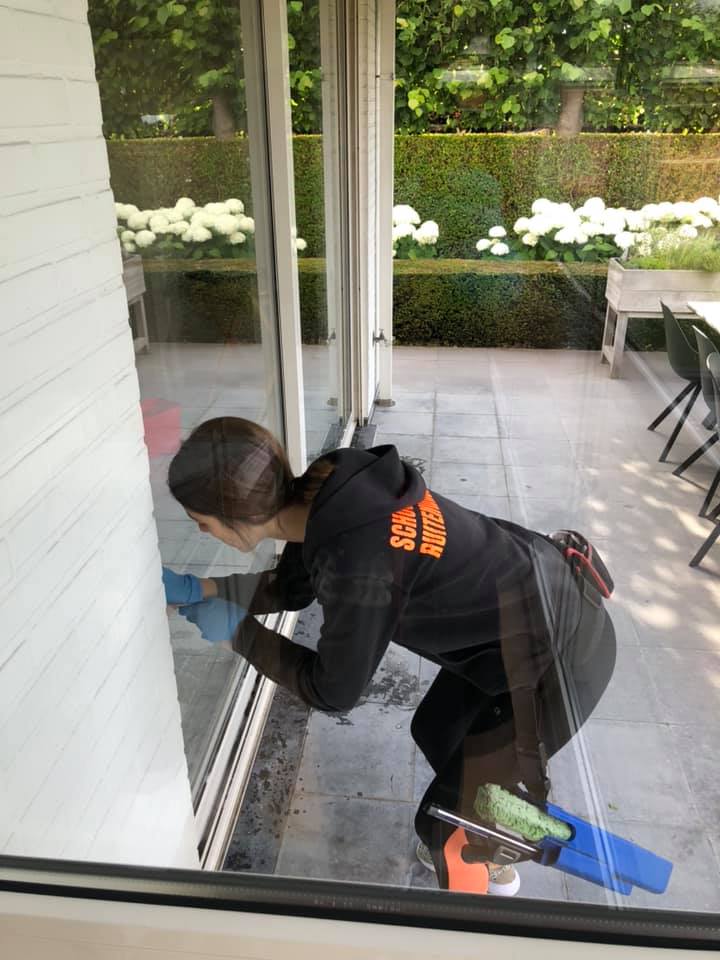 Schoonmaken bedrijf in de hoogte met hoogtewerker PVP Cleaning
