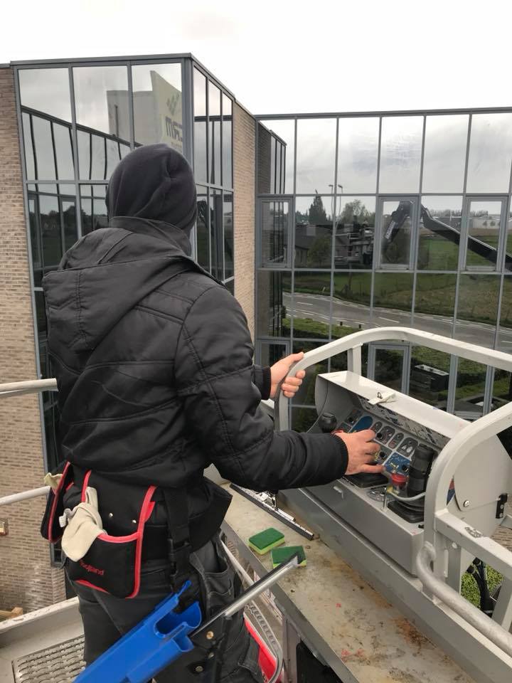 Schoonmaken nieuwbou in de hoogte gevel